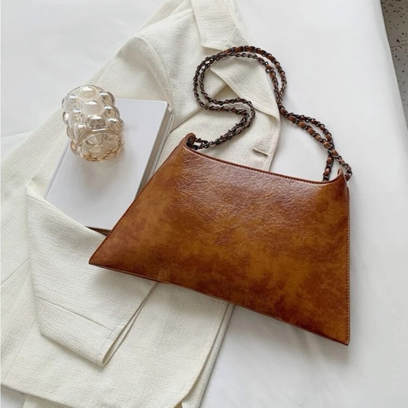 Studded flap chain shoulder bag - Picture 4 of 11